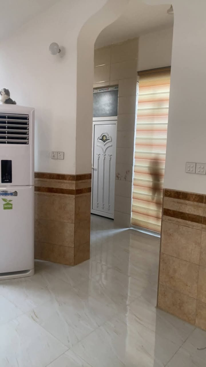 السلام عليكم بيت للبيع
المنطقه / ام هليل الاولى 
رقم القطعه / 1036/1
المساحه 200 م
بناء طابقين متشابهات
بناء حديث 2024
الصور والخريطه بالمنشور 
مطلوب اسكان 
السعر اكتب تم وادزلك السعر خاص   
***********
