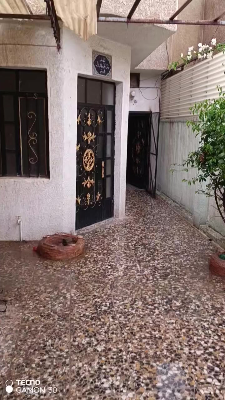 بيت للبيع مساحه 100متر طابقين بي ثلاثه غرف نوم مطبخ استقبال خدمات سطح الشعب زراعي قريب ساحه علاء نجف بيت فارق السعر 125 مليون بي مجال ***********
