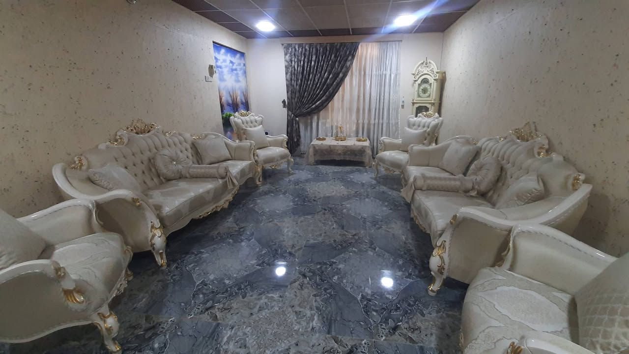بيت طابو صرف 200 متر حله حي الرضا منطقه هدوء وخدمات فول قريب جدا عن السوك تتمشه البيت قديم بس جدا نظيف ومرتب ابيعه سعر قطعه ب330 وبي مجال ***********
