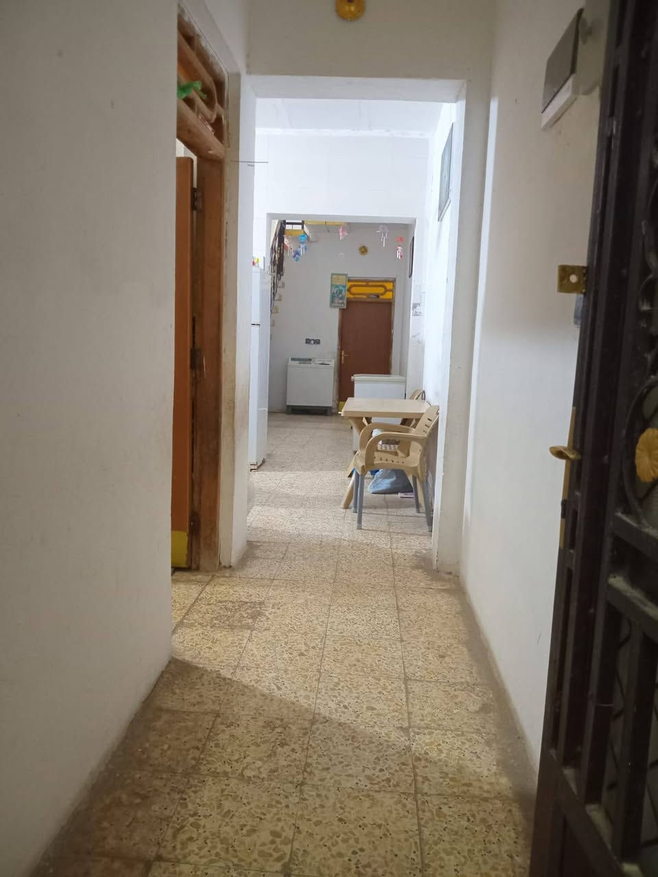 السلام عليكم بيت للبيع المساحه 100 البيت قاطين يتكون من ثلاثه غرف وديوانيه وحمامات 2 واحد فوك واحد جوه وتواليت خارجي القاط الفوك مسلح القاط الجوه عگاده العنوان الشيشان الاولئ قرب السايدين مال موضفين  الرقم ***********
