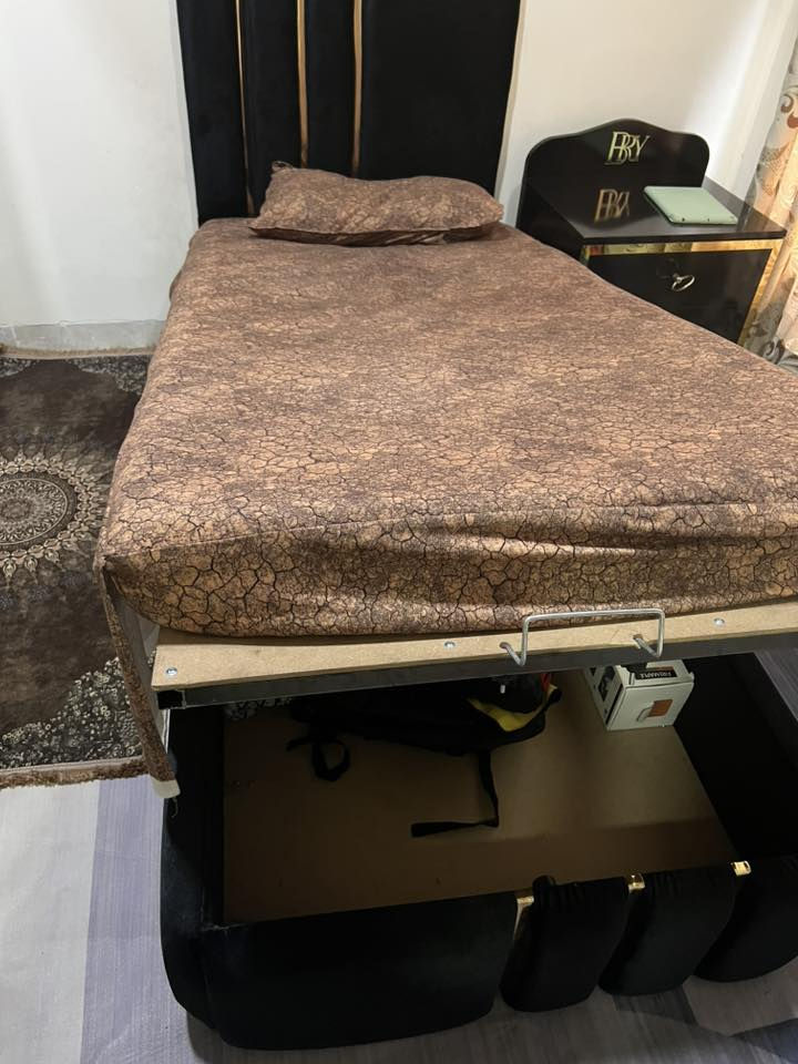 ئەم تاقمە بۆ فرۆشتنە سلێمانی نرخ 250 هەزار
‭0772 660 6758‬
