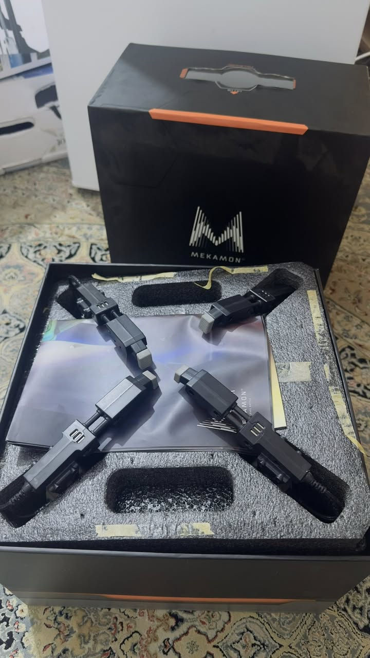 ميكامون)، وهو روبوت متطور يدمج بين العالم الحقيقي والواقع المعزز (AR)، من إنتاج شركة Reach Robotics. هو ليس مجرد لعبة عادية، بل يعتبر "روبوت قتال" ذكي.
إليك أهم مواصفاته ومميزاته بناءً على ما يظهر في الصور:
1. طريقة اللعب
• الواقع المعزز (AR): يمكنك استخدام هاتفك لرؤية أعداء افتراضيين في غرفتك ومحاربتهم باستخدام الروبوت.
• قتال الروبوتات: إذا كان لدى صديقك روبوت آخر، يمكنكما القتال وجهاً لوجه في عالم حقيقي.
• التحكم: يتم التحكم به بالكامل عبر تطبيق على الهاتف الذكي (iOS أو Android).
2. المواصفات التقنية (كما في المخطط بالصورة الأولى)
• التصميم: يمتلك 4 أرجل تتحرك بمرونة عالية (ثلاث درجات من الحرية لكل رجل)، مما يسمح له بالمشي، الدوران، وحتى أداء حركات تعبيرية.
• الهيكل (Chassis): مصنوع من مواد قوية وخفيفة الوزن لتحمل الصدمات أثناء القتال.
• الدروع والأسلحة: يتميز بنظام "الوحدات" (Modular)، أي يمكنك نزع وتركيب الدروع والأسلحة (المستشعرات) لتغيير قدراته.
• المستشعرات: مزود بمستشعرات تحت حمراء (Infrared) لاكتشاف الروبوتات الأخرى وتحديد الإصابات.
3. مميزات إضافية
• التخصيص: يمكنك ترقية مستوى الروبوت الخاص بك وفتح قدرات جديدة من خلال التطبيق.
• الحركة: يتميز بحركة "عضوية" تشبه الكائنات الحية،


**إذا كنت صاحب هذا الإعلان وتريد حذفه لأي سبب، رجاءا أرسل رسالة إلى الدعم الفني**