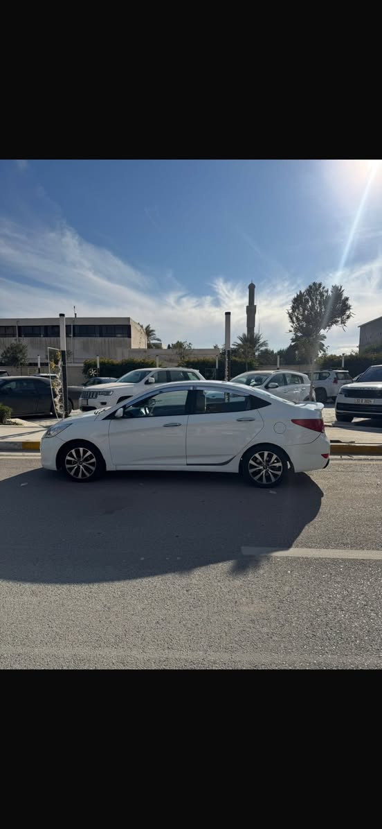 السلام عليكم اكسنت للبيع موديل ٢٠١٥ والسياره فول مواصفات والسعر ١١٠ ورقه وبيها مجال ومكان السياره اليرموك الاربع شوارع للاتصال ***********
