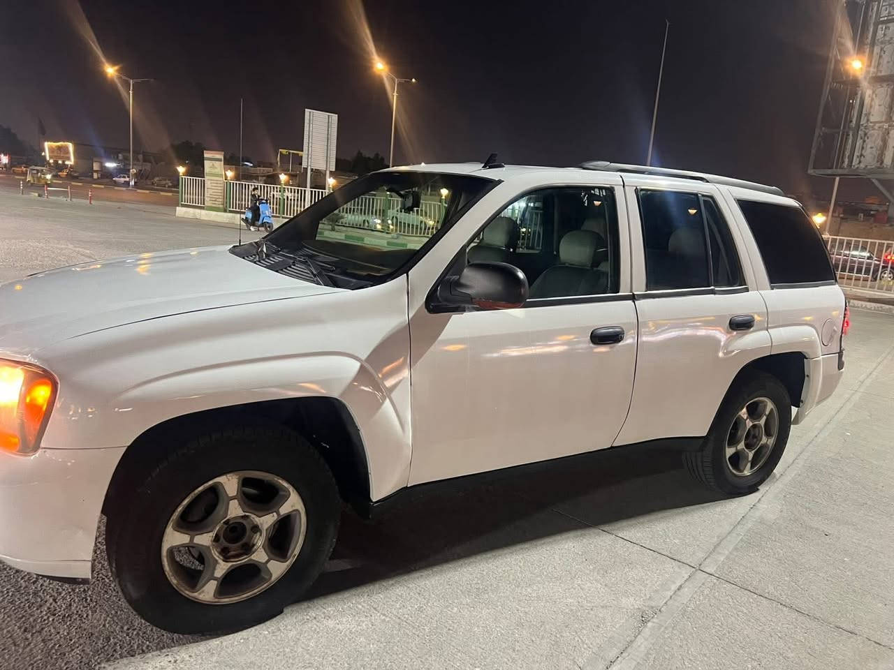 السلام عليكم 
بلايزر 2008 للبيع 
رقم بصره 
تخم تاير جديد 
الكهربائيات كلها شغاله 
السياره مصبوغه حزام 
المكينه عاطله - يحتاجلها طابوكه 
الكير بي نمره تفلت
السعر 55 $ وبيها مجال 
مكان السياره البصره 
***********
