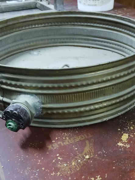 سلام عليكم
خمارة للبيع 
32 طاولي 
بطل حجم كبير
حماية حلويات حجم 42 سم
***********.
واتساب موجود.
