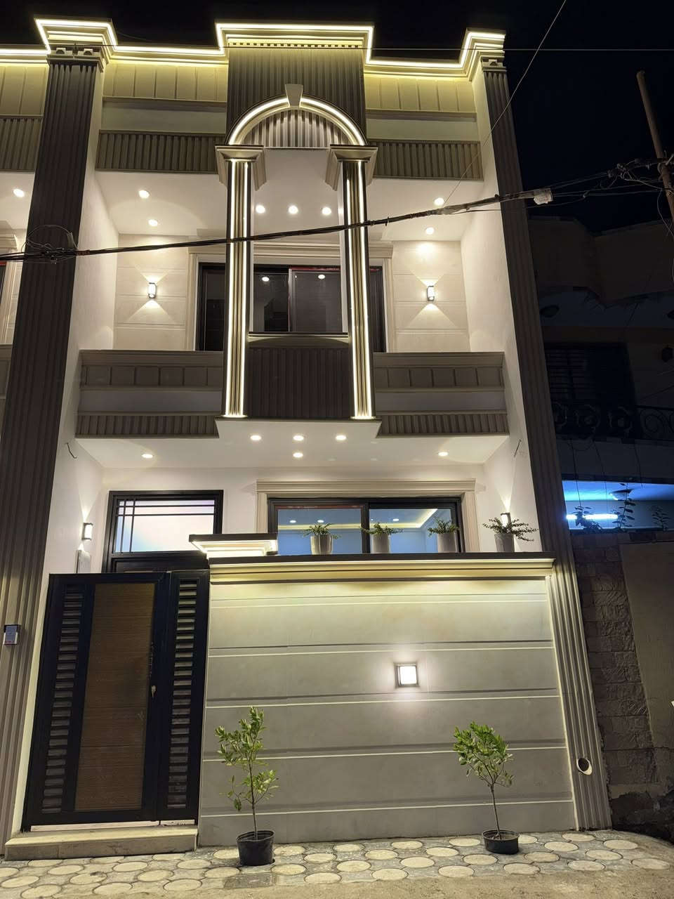 السلام عليكم 
دارين للبيع بناء حديث 
مساحة الدار ٧٠ متر 
يحتوي كل دار على (٣)غرف نوم
الموقع شارع زين العابدين 
لاستفسار ***********
واتس ***********
