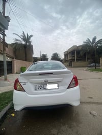 نيسان صني موديل 22  ماشية 64  السيارة بدون قطرة صبغ  فقط بيها طخه بسيط...