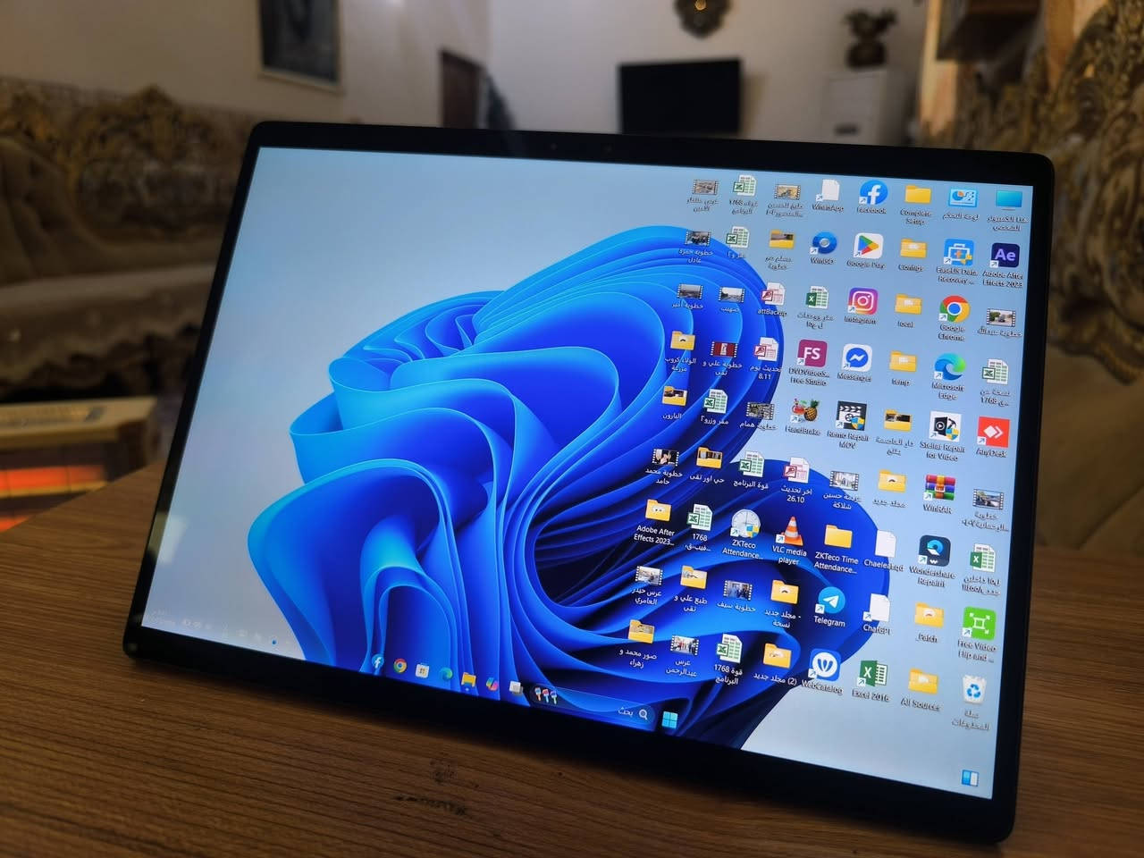 لابتوب 2  1in   هو لابتوب وندوز متطور بحجم و تصميم ايباد
شاشة 12 و معالج cor i7 جيل 11G 
الرام 16 
ذاكرة التخزين 256 ssd
لابتوب يفيد الطلاب و المهندسين 
ما اكول مال تصميم و مونتاج بس اني مشتغل عليه شغل خفيف بالافترافيكت و مصدر بي 
سعره 450 الف و مكاني بسماية ***********
