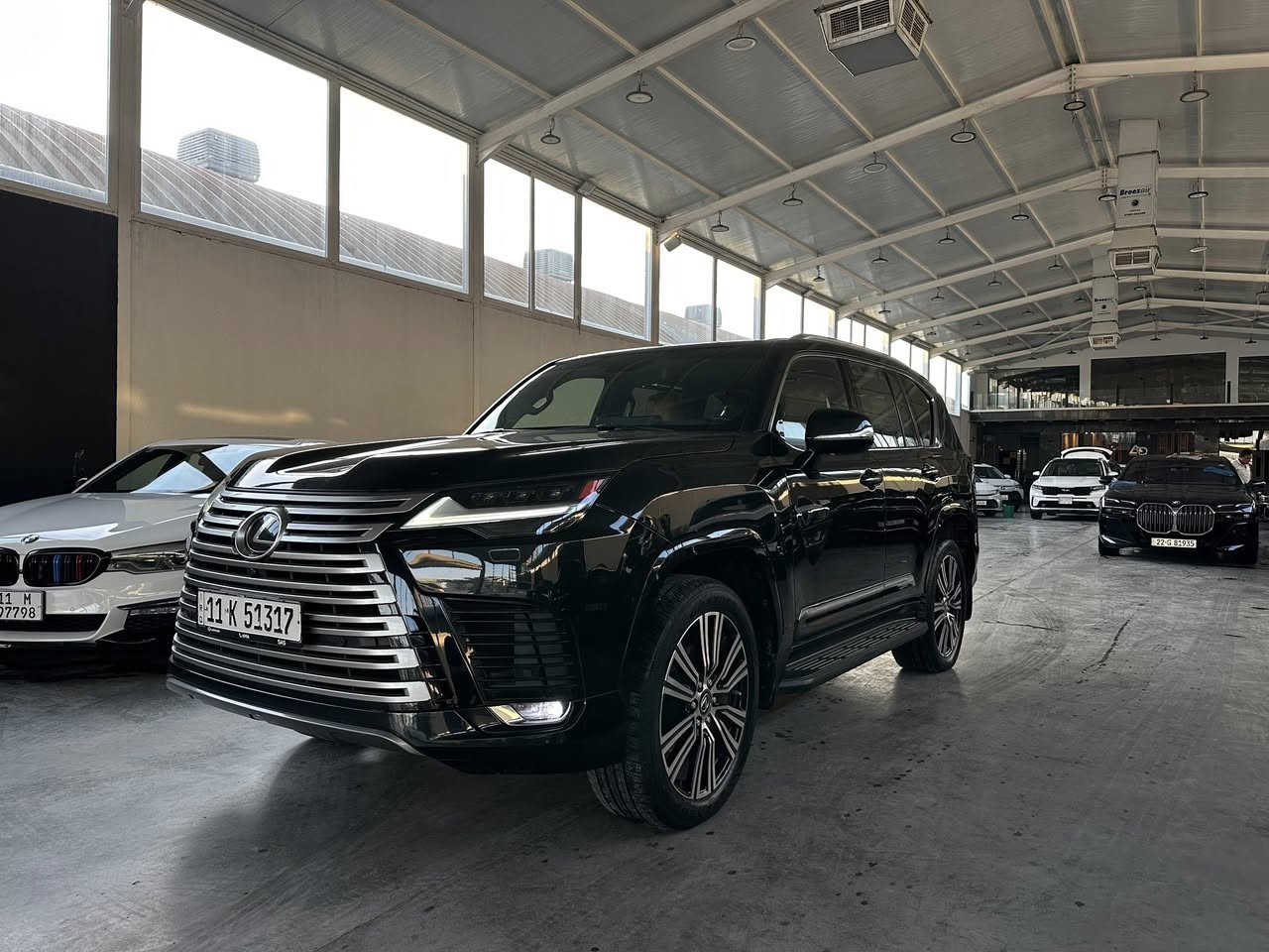 Lexus 2023 platinum 🎌 SAS 
لكزس 2023 🎌 بلاتينيوم ساس 
فول ١/١ 
كفالة عامة 
تغليف كامل المركبة ppf ✅
ضمان وكالة لكزس بغداد ساس ✅
عداد المسافة المقطوعة 38000 K/M 

📍بغداد شركة ابو ظبي چكوك قرب بوابة الكاظمية 

0771 811 1145

0781 844 4044 📞
