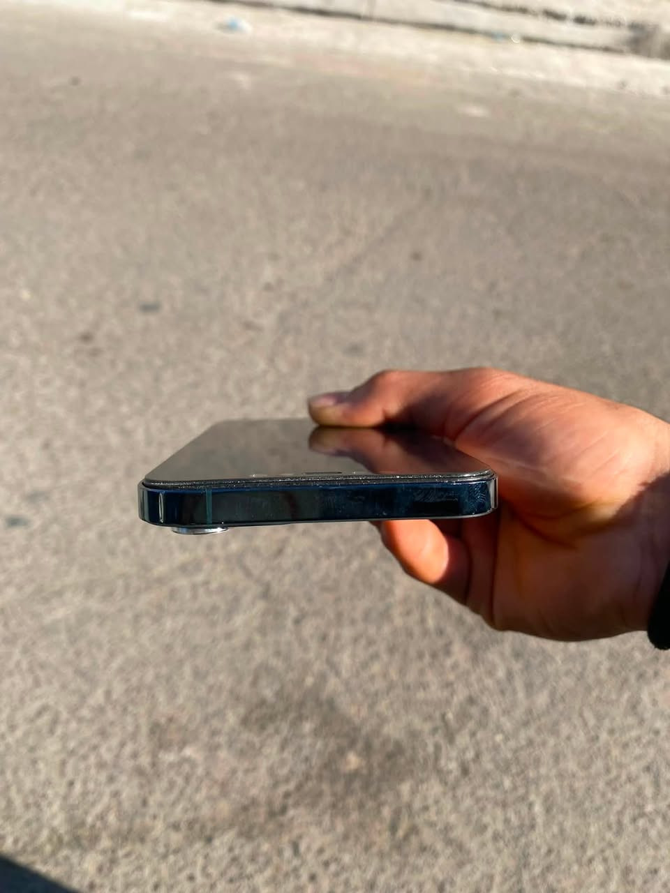 السلام عليكم 
ايفون ١٢ برو ماكس شرق اوسط 
دبل شريحه مبدل شاشه وبطاريه 
التلفون نضافته ٩٠٪؜ ذاكرته ١٢٨  
السعر ٤٠٠ ألف وبي مجال بسيط 
المكان بغداد 
الرقم : ***********
