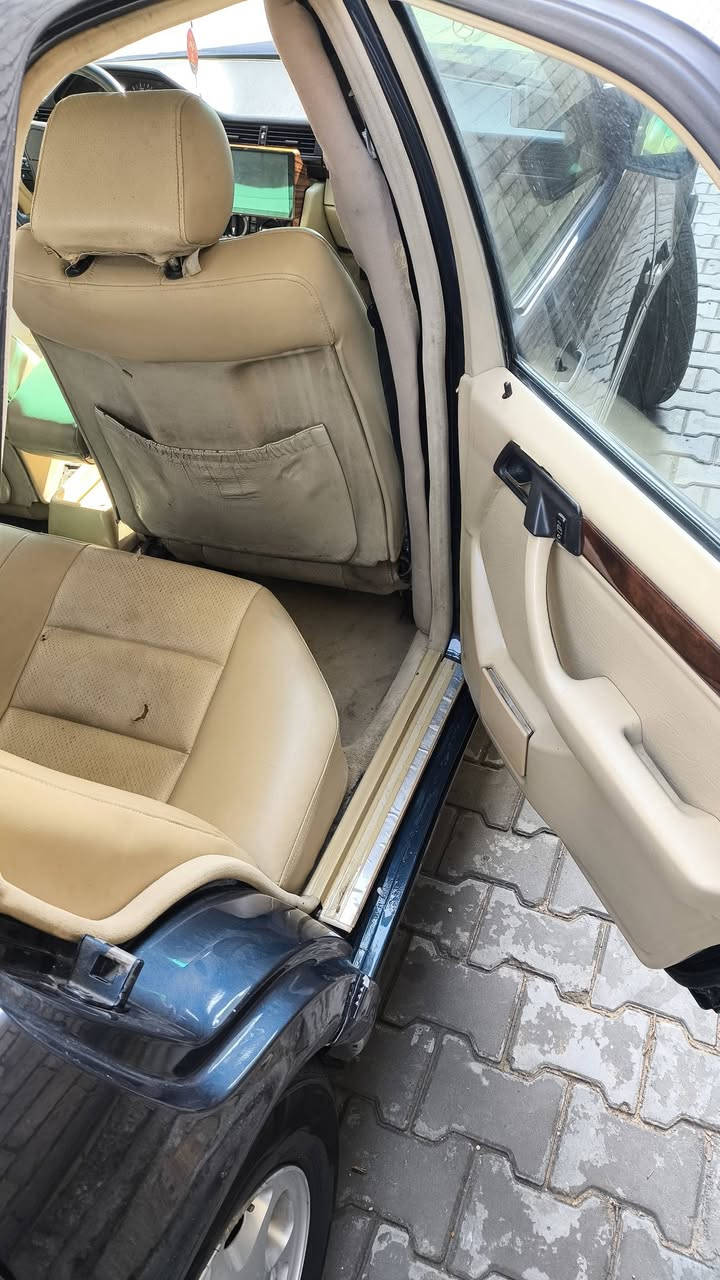 السلام عليكم سـياره دب 93
مواصفات 
محرك320ـــــــ السياره تحتوي على فتحه 
جام كهربائي اربع بيبان
گير ومحرك مكفول
تبريد شغال 
الرقم بابل سـنويه تنتهي 29
كراسي كهرباء 
للاستفسار على الرقم:***********
السعر : خاص
