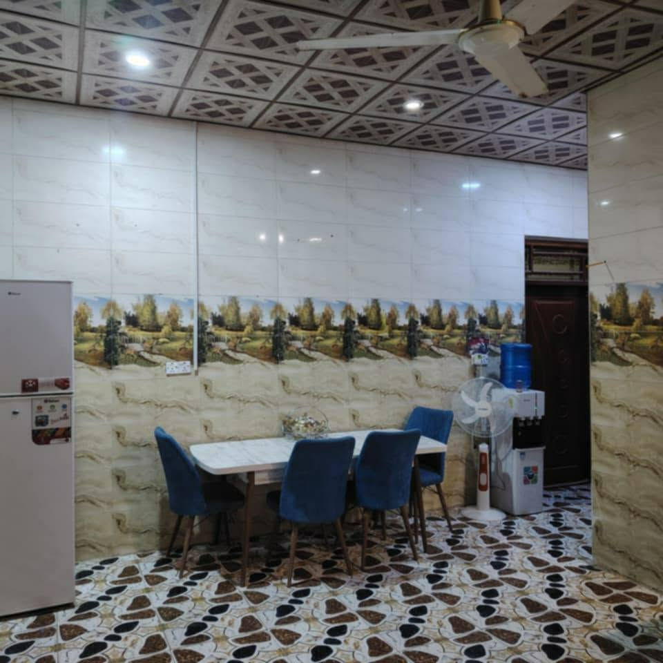 بيت للبيع مساحته ٢٠٠ متر واجهة ١٠ متر والنزال ٢٠ متر طابو زراعي سند ٢٥ مشمول بالتطويب بناء طابوك كونكريت مسلح يحتوي على غرفتين نوم ٥×٤ واستقبال ٧ × ٤ وصاله كبيره ومطبخ كبير حار وبارد وصحيات داخليه وخارجيه ومناور عدد ٢ وتأسيس الكهرباء بوري ...
موقع البيت في التقية الثالثة مقابيل ساحة التوديع قريب جدآ للشارع العام للاستفسار الاتصال بالرقم  *********** بي واتساب
