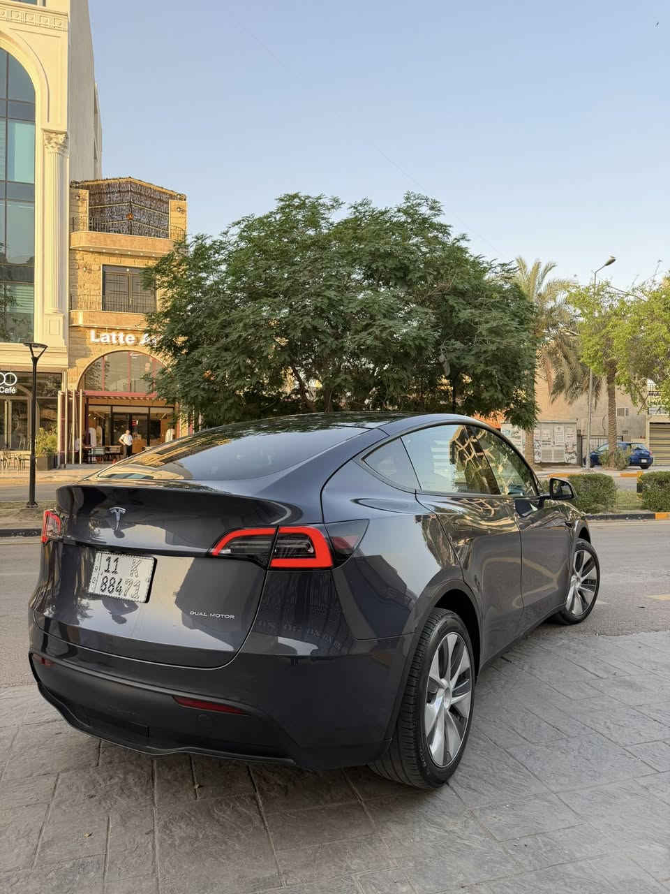 TESLA MODEL Y 
DUAL MOTOR LONG RANGE 2023
تسلا واي لونك رينج دبل ماطور 

كامرات 360 
اوتو بايلوت 
حساسات 360 
معروفه مواصفاته
بدون صبغ ( باب خلفي مبدل اصلي نفس اللون)

السعر22،750$ 
وبيه مجال بسيط 
***********
***********
