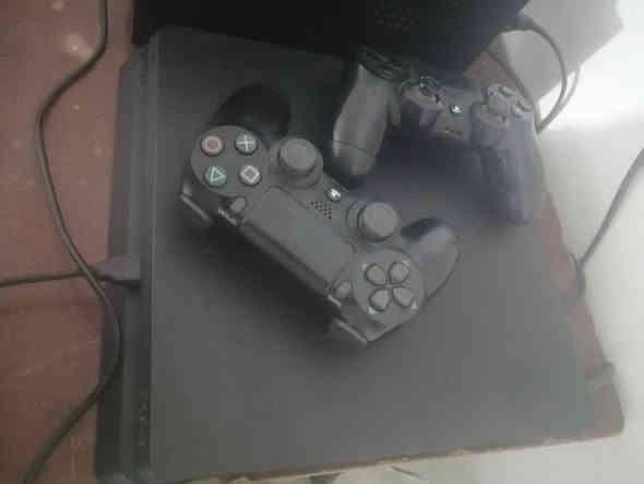 بليستيشن 4  سلم للبيع اونلاين آخر تحديث كيكات نص تيرا  نضيف ما داخل صيانه و مع كامل الملحقات +يدتين اصليات السعر 200 مستعجل علي كلش مكاني نجف مشخاب للتواصل خاص او واتساب ***********
