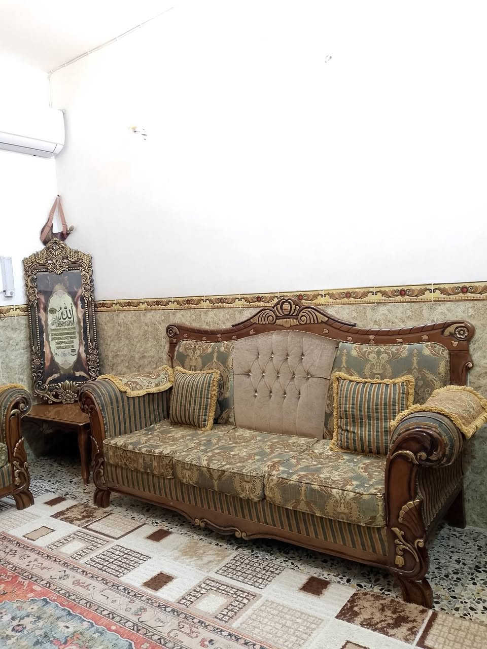 السلام عليكم 
تخم 10 مقاعد نضيف 100٪ 
2 قنفات + 4 كراسي + 2طبلات زغار + 1 كبيرة + 4 كوشات
السعر 400 الف
تخم نضيف جذاً 
العنوان بغداد العبيدي


**إذا كنت صاحب هذا الإعلان وتريد حذفه لأي سبب، رجاءا أرسل رسالة إلى الدعم الفني**