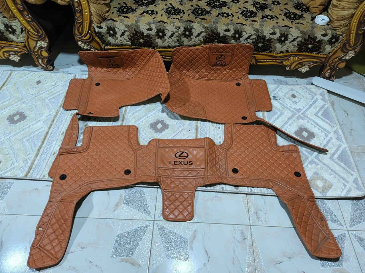كاعيات لكزز نضيفات الوره مامستخدمات فقط مال السايق شويه
قيم واخذهن 
***********
