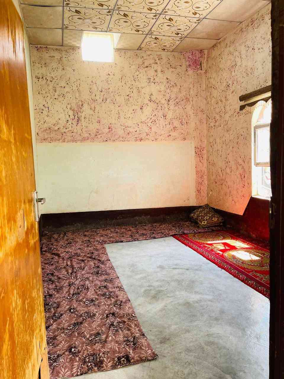 السلام عليكم
بيت للبيع مجاور محكمة الزاب والسوك🏥🏤🏦 

مساحة الأرض 400م تقريبا💈 

يتكون من ٣ غرف داخلية + غرفه خارجية مع صحيات ⛲ 

ربعه خارجية 7///4 مع سقف و تغليف

صحيات شغل حديث

يم السوك يم المدرسة بيت مجهز و مرتب جاهز للسكن وحي الله الشراية

 وحياالله الشراية للأستفسار الأتصال *********** ويرهم مراوس ب قطعه عل حولي مع فرق
