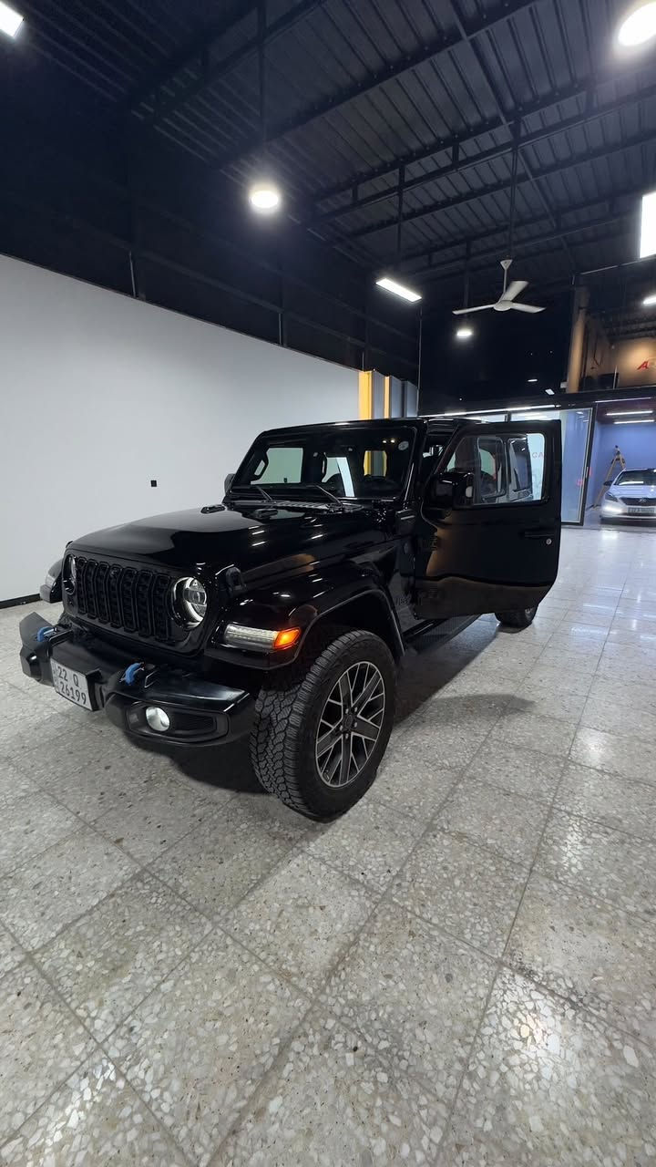 مغامرة راحة وفخامة 
للبيع Jeep Wrangler 4xe High Altitude 2024
جيب رانكلر فئة هاي التيتيود اعلى فئة من حيث المواصفات الموجودة في جميع الفئات

وارد أمريكي
اللون الخارجي: أسود
الداخلية: المقاعد جلد نابا الفاخر لون زيتوني والباقي اسود
العداد: 29,000 ميل
محرك 2.0 تيربو Plug-in Hybrid
قوة 375 حصان وعزم 637 نيوتن متر
دفع رباعي 4×4
ناقل حركة أوتوماتيك 8 سرعات

أعلى فئة High Altitude ومجهزة بكافة المواصفات المتوفرة من الوكالة:

سقف بانورامي كهربائي One-Touch Power Top يفتح حتى مؤخرة السيارة
شاشة Uconnect 5 كبيرة مع Apple CarPlay و Android Auto لاسلكي
نظام ملاحة
نظام صوت Alpine Premium
كاميرا أمامية وخلفية عالية الدقة
رادارات وحساسات أمامية وخلفية للمساعدة على الاصطفاف
مراقبة النقطة العمياء (Blind Spot Monitoring)
تحذير حركة المرور الخلفية (Rear Cross Path Detection)
نظام التحذير من الاصطدام الأمامي (Forward Collision Warning)
نظام الكبح التلقائي عند الطوارئ ( بريك تلقائي ) (Automatic Emergency Braking) 
مثبت سرعة متكيف (Adaptive Cruise Control)
مانع انزلاق 
مقاعد جلد فاخرة لون زيتوني
تدفئة للمقاعد
تدفئة للمقود
تشغيل واطفاء عن بعد
دخول وتشغيل ذكي بالبصمة
إضاءة LED كاملة أمامية وخلفية
مرايا كهربائية مدفأة
مكيف أوتوماتيك مزدوج
أوضاع قيادة متعددة للطرق الوعرة
إمكانية القيادة الكهربائية الصامتة
شحن منزلي وكهربائي Plug-in Hybrid
منظومة أمان متكاملة وأنظمة مساعدة متقدمة للسائق
السيارة مرفعة من الشركة ( بلادي )
ملاحظة:
حادث السيارة جاملغ خلفي خلف السائق بسيط جداً وتم إصلاحه بتقنية الـ (BDR) بصورة احترافية وتكحيله بشكل ممتاز. ايرباك البردة فقط جهة السائق

صورة الحادث مرفقة 
السيارة استيراد شخصي وبأسمي رقم اربيل 
صور عرض المزاد متوفرة للتأكد وكذلك تقرير كارفاكس
السعر 42,500$ 
مكان السيارة بغداد
للتواصل والاستفسار فقط اتصال على رقم الهاتف ***********
