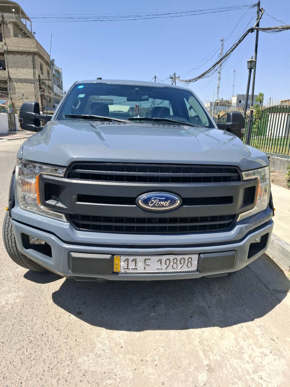 للبيع فورد F150 لون اسمنتي رقم بغداد باسمي ماشية ٢٩ الف  تك باب السيارة جديدة مشيها حالها حال الزيرو حادث كلش بسيط باللايت الايمن ومابيها صبغ بس بارد بخشم الجاملع الايمن مال حادث وبيها بارد خفيف بالبنيد وبالباب مال بدي الخلفي ... رقم الشاصي مرفع بالصور مع سنوية السيارة سعرها ١٥٥ ورقة وبيها مجال... مكانها بغداد حي الاعلام للاستفسار 009647733733771 ابو حسن والرقم بيه واتساب