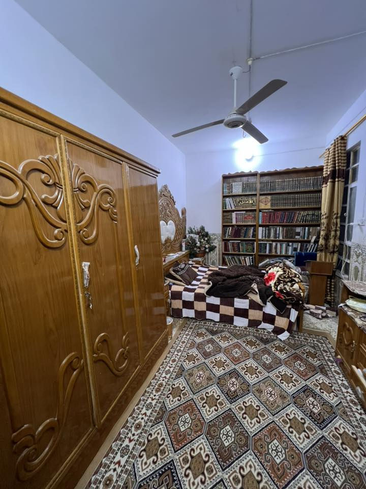 السلام عليكم ورحمة الله وبركاته
الطابق الأول غرفه وصاله وستقبال ومجموعه صحيات عدد ٢ ومطبخ ومنور 

الطابق الثاني ٣غرف مع صاله مع مجموعه صحيات مع صاله 

بناء البيت ٢٠١٦كونكريت دبل فاليوم

النجف الأشرف حي الانصار مقابل كراج الجنوبي.  120متر 

***********
