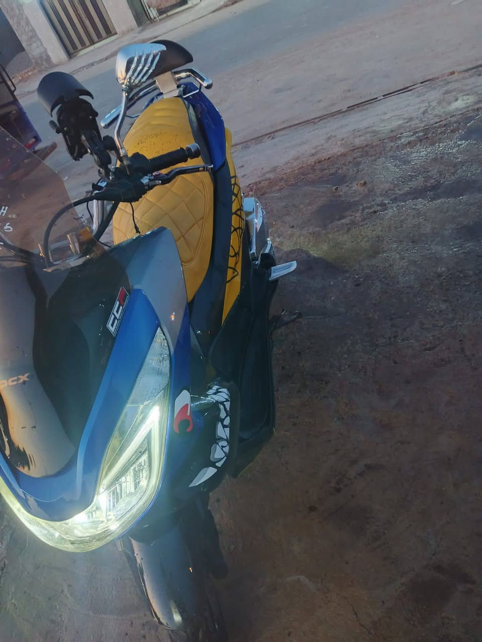 سلام عليكم شباب دراجه بيسي اكس جيل ثاني ياباني كفاله من كلشي كفراتها بلاديه مكينه ما مفتوحه رياضيه من الخارج حساس ستان حساس زدحام دهن جديد لايت زنون مكاني بغداد سبع قصور *********** فقط بيع بدون مراوس سعرها 11 ونص وبي مجال حق جيه
