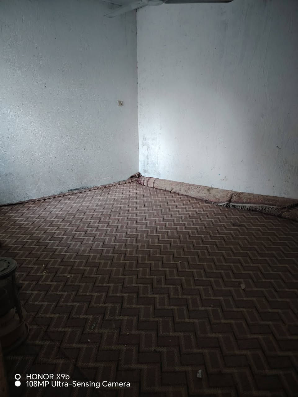 في كربلاء المقدسه...
♦️ 🏠 بيت مساحه ١٠٠م واجهه ٥×٢٠ عكاده بناء نظيف جدا ..
♦️ يتكون من الطابق الأول /طارمه كبيره ومطبخ♨️ معزول واستقبال وصاله كبيره وغرفه نوم 💤 ومنور وصحيات خارجيه معزوله  وحمام خارجي ..معزول..الطابق الثاني /غرفه نوم سقفها سندويش ٦سنوات صارله سقف  شغل مضبوط وسطح كبير
♦️ العنوان/حي الأمين الأول  شارع الحر خلف مجمع همسه للإلكترونيات فرع أسواق اي مارت الغذائيه ..
♦️ شارع عرض ٨متر خدمات مجاري متوفره
♦️ طابو زراعي سند ٢٥ إقرار محكمه من المالك مباشرة تفاوض مع صاحب البيت مباشر
♦️ يبعد ٣٥٠متر عن شارع تجاري المولات والصيدليات  وخط باب الحسين كوسترات
♦️ سعر ((٦٥مليون)) بي مجال  قابل للتفاوض ..ويكون تفاوض مع صاحب البيت مباشر
للاستفسار مكتب الأوس للعقار ابو سجاد*********** ابو وائل ***********
