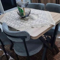 ميز طعام • قليل مستخدم • نضيف