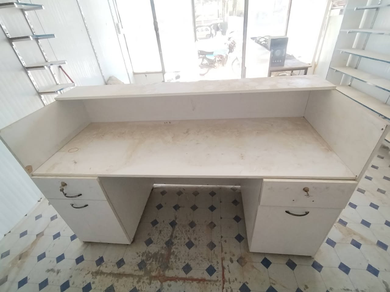 رفوف محل للبيع
ميز للبيع
العنوان الديوانية
العروبه الثالثه
***********
