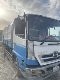 كابسه هينو شيطان سياره جاهزه بوجههه عشغل مكينه نضيفه سياره خير من الله...