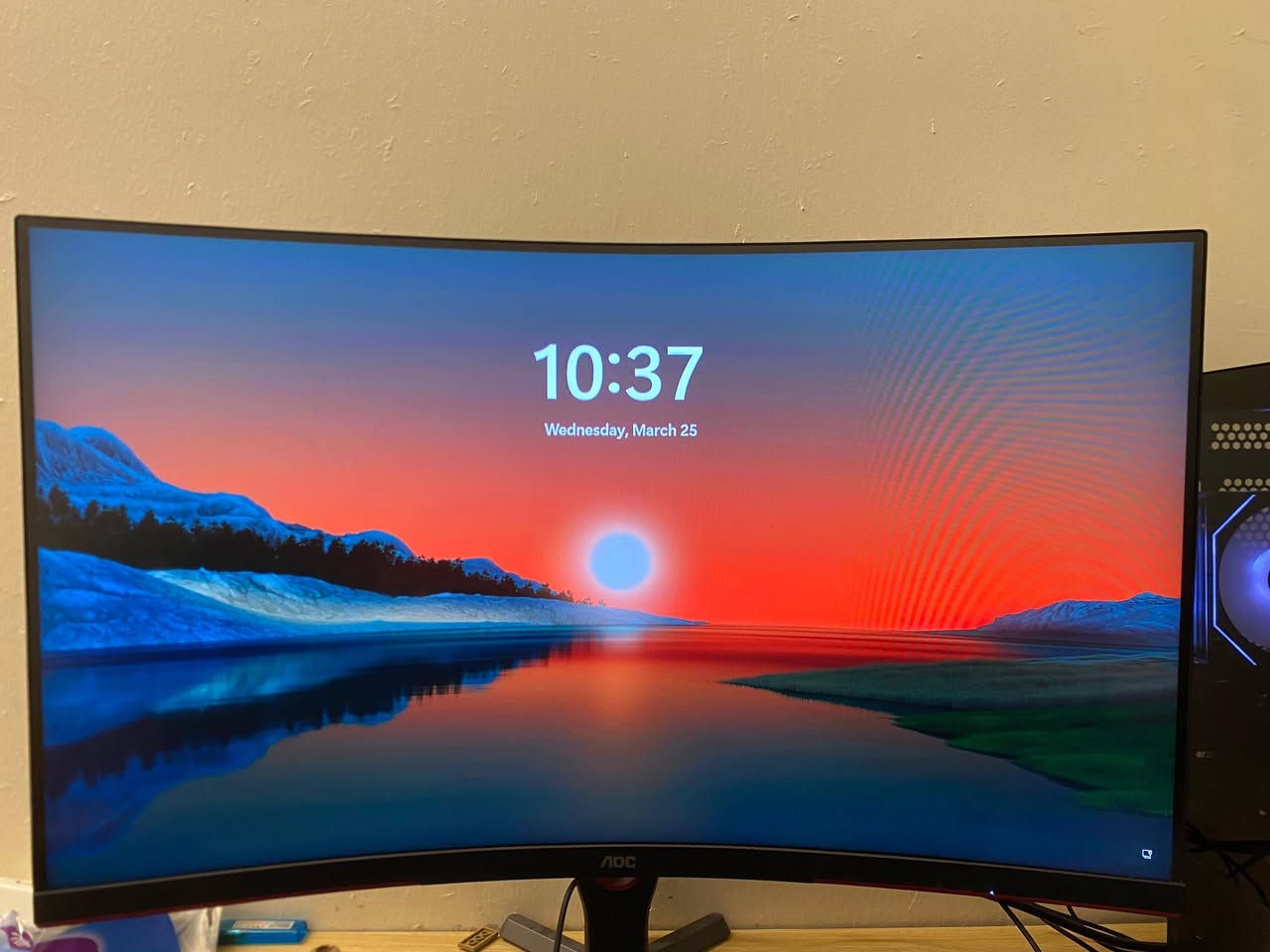 [3/27, 12:28 AM] Younis: الحجم: 31.5 إنش
دقة العرض: Full HD (1920*1080)x

التصميم: Curved (منحنية) بانحناء قدره 1000

Fps : 165Hz

زمن الاستجابة : 1ms
[3/27, 12:29 AM] Younis: تقنيات اللعب والعرض
• AMD FreeSync Premium
[3/27, 12:29 AM] Younis: Game Mode: أوضاع مخصصة للألعاب (مثل FPS أو Racing) لتحسين الإضاءة والألوان حسب نوع اللعبة.
[3/27, 12:30 AM] Younis: المنافذ
• تحتوي عادةً على منفذ DisplayPort 1.2 (للحصول على كامل الأداء 165Hz) ومنفذين HDMI 1.4.
• منفذ لسماعات الرأس (3.5mm).
***********
