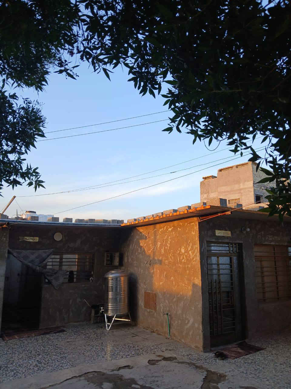 خلف مكتب قائد الشمري ***********
