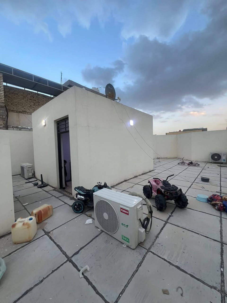 دار 200متر في النجف  حي الجزيره منطقة الطاقه قريب جدا على شارع سلام جزيره قرب المستشفى الالماني 
للبيع 
الدار طابق واحد يتكون غرفتين واستقبال مفتوح على الصاله ومطبخ حار بارد البناء درجه اولى جناي الدار جداً متعوب عليه
الصور توضح كافة تفاصيل العمل 
للاستفسار 
***********
