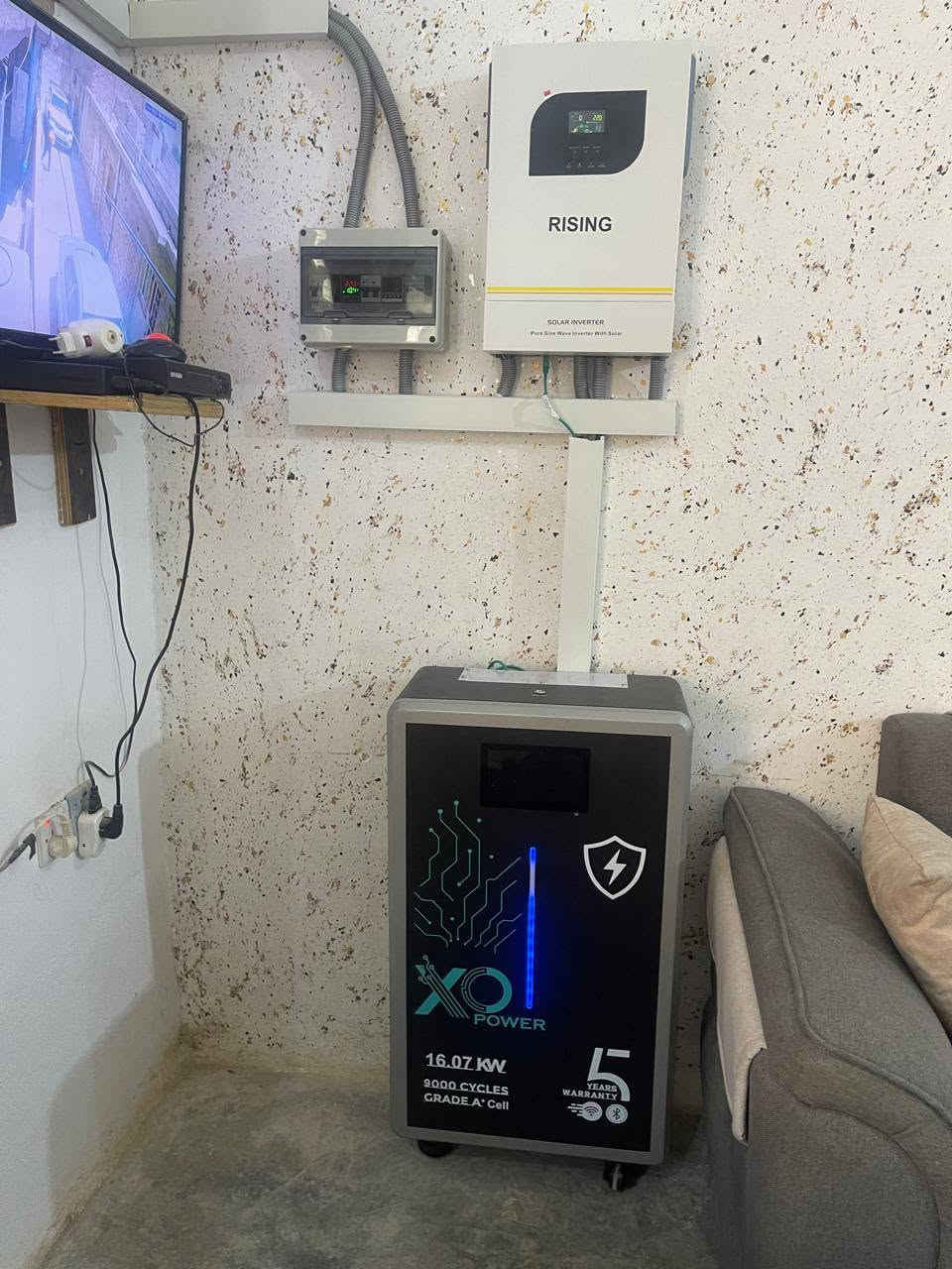 بسم الله والحمدلله تم نصب منظومة الطاقة الشمسية اليوم الثلاثاء تاريخ 23/6/2026 في ناحية السعدية لبيت الأخ عدنان بهجت تتكون المنظومة من الواح نوع جنكو 725 واط عدد 7 وبطارية 16كيلو واط وانفيرتر 6 كيلوا واط قدرة المنظومة 23 امبير نهاري و15 امبير ليلي كما موضح بمقطع الفيديو ادناه ولمزيد من المعلومات يرجى الاتصال بوكيل الشركة الحاج جودت أبو طرشي على رقم الهاتف *********** أو *********** ولكم جزيل الشكر والتقدير
