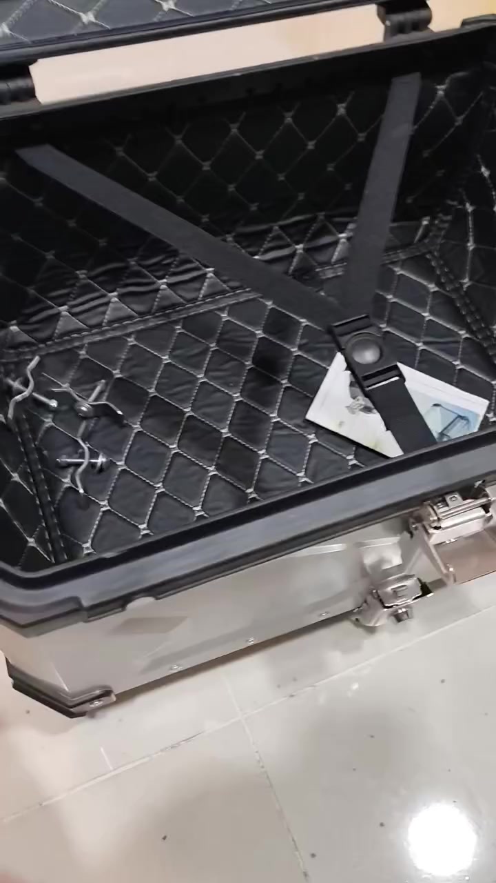 صندوق اللمنيوم للبيع 
سعره 100 
65لتر 
***********
