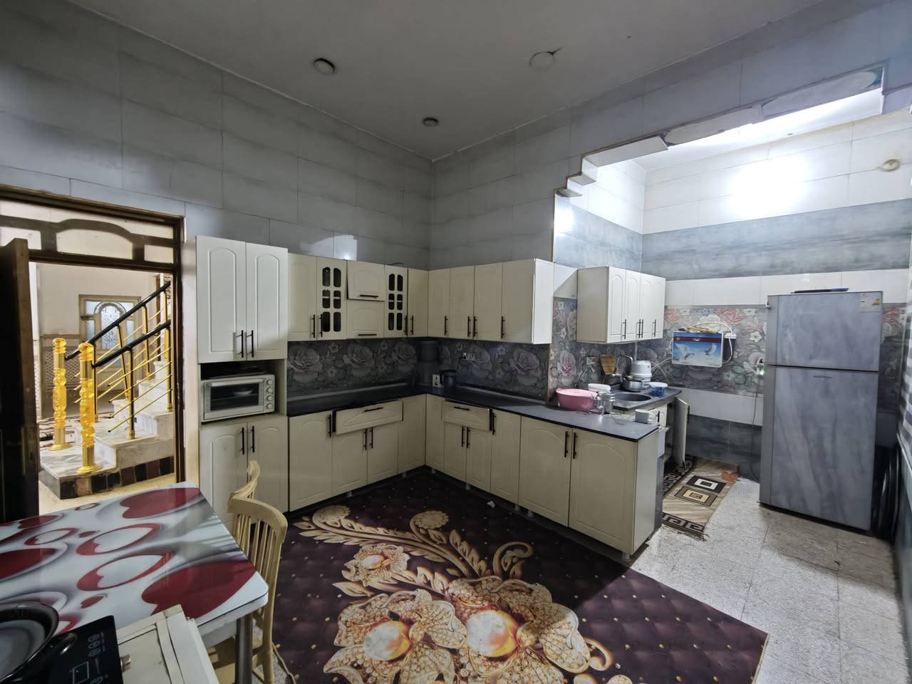 🌟 للبيع: دار فخمة بموقع استراتيجي - حي الصحفيين 🌟
فرصة ذهبية للسكن الراقي في المربع الأول، بيت بمواصفات حديثة وبناء متين (صب كونكريت).
📍 الموقع: منطقة الصحفيين - المربع الأول.
📐 المساحة: 200 متر مربع.
🏗️ حالة البناء: طابقين (بناء حديث ونظيف جداً).
🧱 تفاصيل الطوابق (تقسيم ملكي):
✨ الطابق الأول (بناء 2020):
🛋️ استقبال ضيوف فخم.
📺 صالة عائلية واسعة.
🛌 غرفتين نوم مريحة.
🍳 مطبخ (نظام حار/بارد) لعشاق الترتيب.
🚿 مجموعة صحيات متكاملة.
✨ الطابق الثاني (بناء 2024 - جديد):
🛌 4 غرف نوم واسعة (مثالي للعوائل الكبيرة).
🛋️ صالة إضافية.
🚿 مجموعة صحيات.
💰 السعر والمعلومات:
السعر: 300 مليون دينار عراقي (قابل للتفاوض للجادين 🤝).
📞 للتواصل والاستفسار المباشر:
📱 اتصال: *********** ☎️
🤳 واتساب متوفر للإجابة على أسئلتكم.
#عقارات_العراق #ميسان #العمارة #بيوت_للبيع #عقارات_ميسان #بيع_وشراء_عقارات #حي_الغدير #حي_الصحفيين #فرصة_عقارية #دليل_عقارات_العمارة
