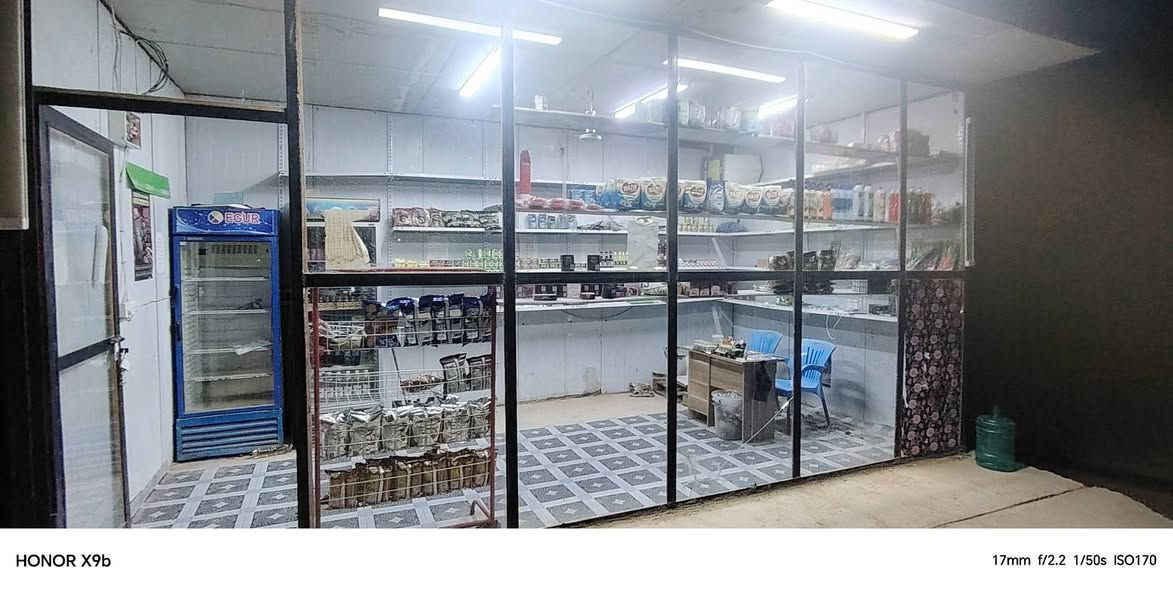 سلام عليكم محل اسواق للبيع كرفان متحرك سندويج ابيع شلع الكرفان والمسواك برادات ثنين واحد شغال واحد عاطل ومااعرف شنو عطله طول 6 امتار وعرض 3 امتار ومطريه طالعه متر الواجهيه عله كبر ال6 متر جام حديد العلامه موجود ومشدود وكامل فقط الاقماش مامشدود المحل جاهز مكانه كربلاء الرابط سيطرة الابراهيمه للاستفسار ***********
