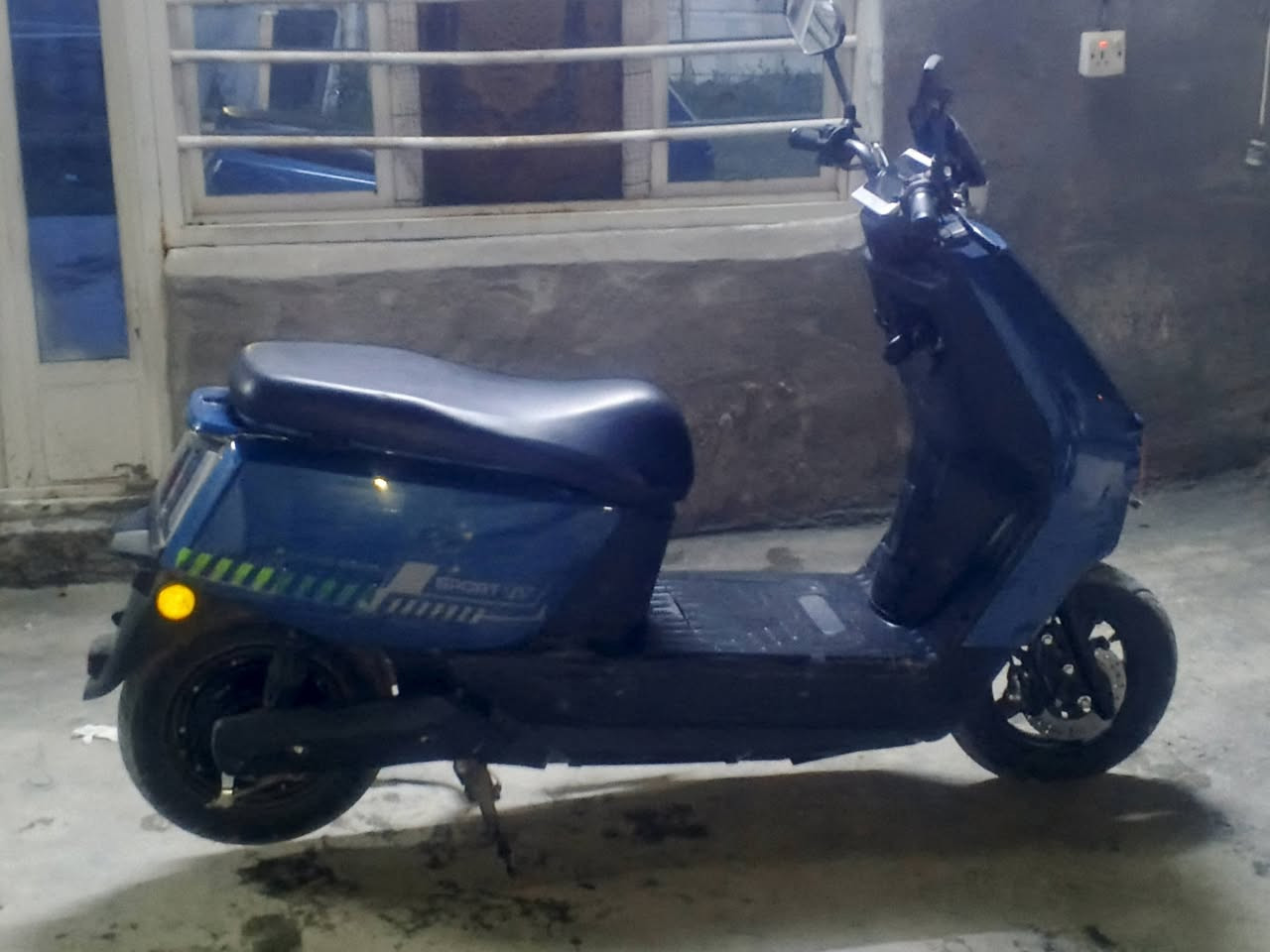 السلام عليكم اخوان دراجه شحن KAL_c للبيع مواصفات 4 بطاريات السرعة 50 الحقيقي 45 تمشيك 40 كيلو حسب الاستخدام 2سويج + 2بصمه السعر 525 وبيه مجال بسيط المكان بغداد حي الاعلام قرب العاب السيديه للاستفسار اتصل على الرقم ***********
