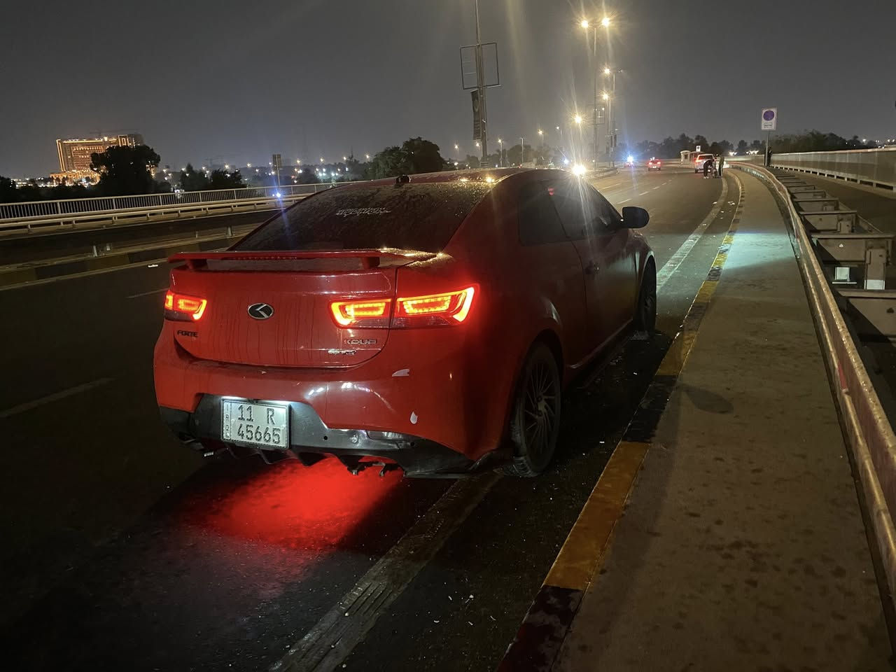 سلام عليكم 
فورتي تك باب موديل 12 ماشيه 111حقيقي مكينه حاويه جديده شلعه ومعدل اشك الكاع خير من الله تنسه صرف بانزين فتحه سقف داخل جلد احمر تبريد وتدفئ سياره كامله مكمله مصبوغه حزام الغد الايمن فقط جان مضروب ومتعمر كتف فقط الغد الايسر سليم شواصي سليمه سياره بل عافيه عل ياخذها لو ما محتاج مابيع يشهد الله 
السعر 80 وبيها مجال بسيط
مكان بغداد الكراده 
رقم تلفون***********
