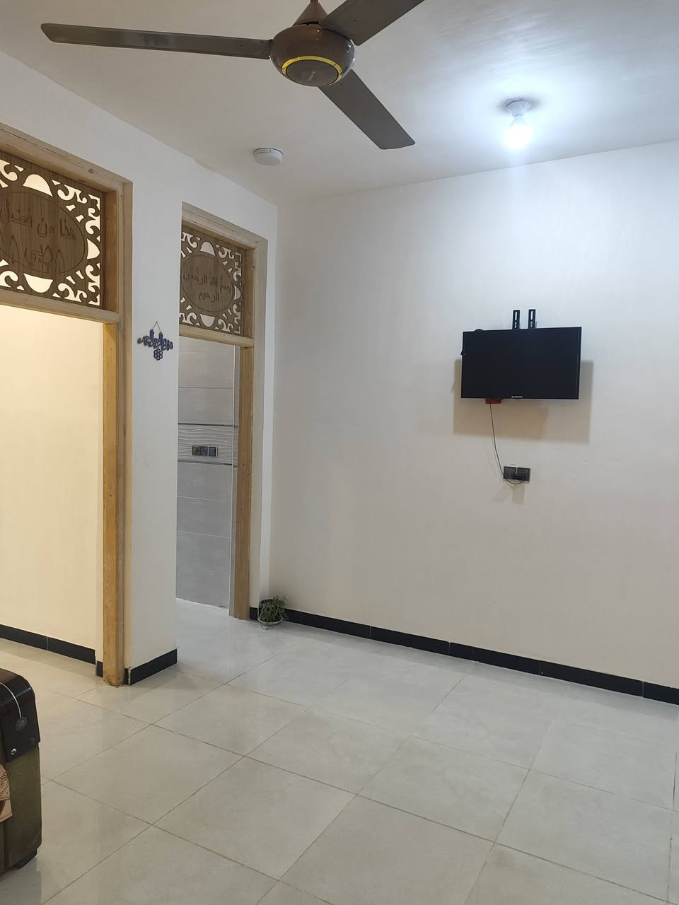 السلام عليكم بيت للبيع بالبكرلي شارع الغسل طابو زراعي سند 25 بناء حديث وشغل درجه اولى يبعد عن الشارع العام 150 متر 
مساحه 200 متر بناء 2025 

/////****//////

يحتوي على غرفتين نوم كبار 
واستقبال 
وكلدور ومطبخ كبير. ومنور وصحيات داخليه وخارجيه

البيت كلش حلو وصارله شهرين من كمل البيت 
البيت بي نقص واجه لبخ والسطح تطبيك والدرج 

السعر المطلوب 95 وبي مجال 

للاستفسار مراجعة مكتب عقارات البياتي الكائن في موقف دانه  بادرة حسين المعموري وفقار البياتي 
او الاتصال على الرقم *********** حسين المعموري
