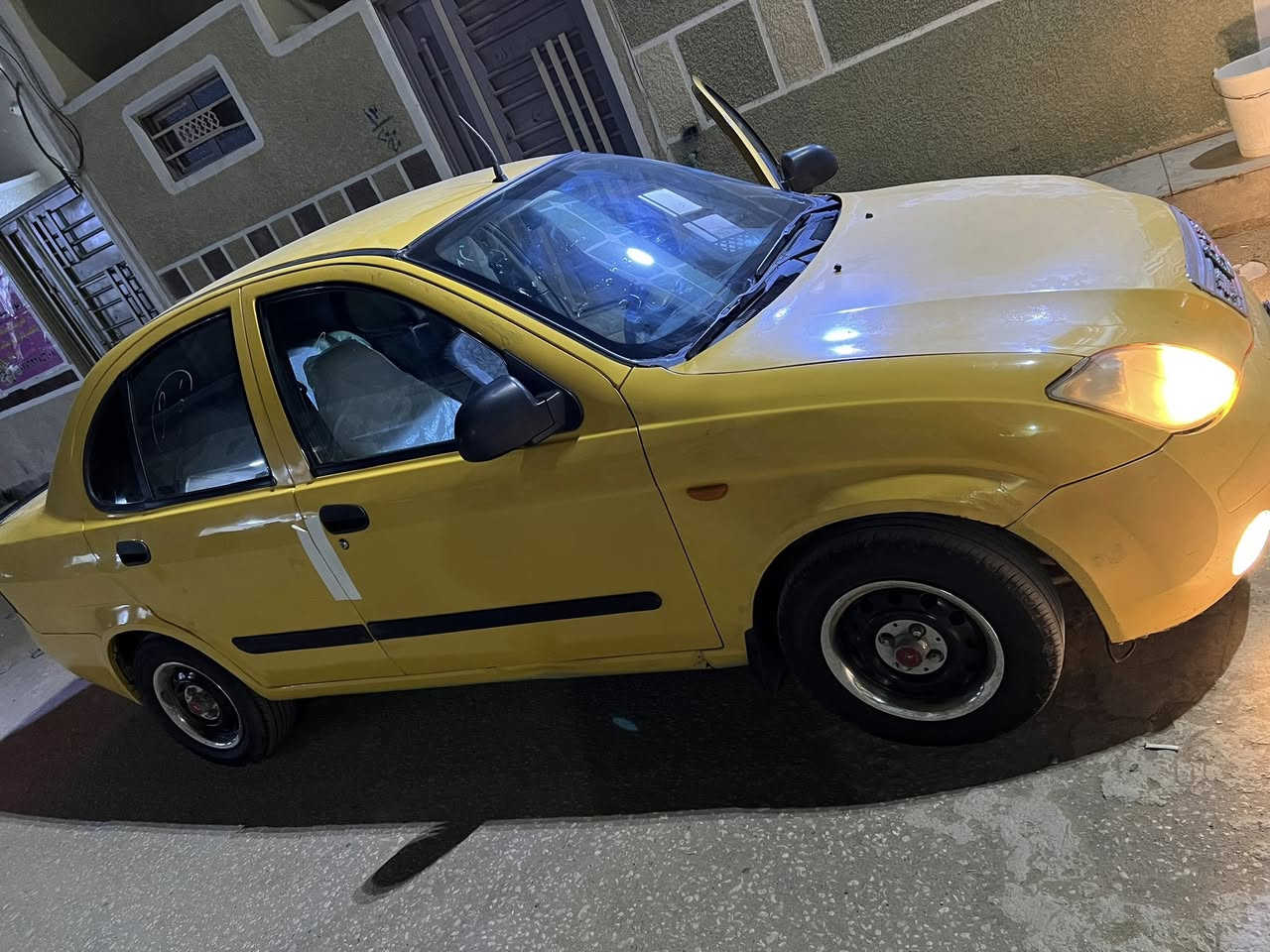 سلام عليكم ورحمه الله وبركاته طيبه للبيع موديل 2015 رقم بغداد مصفره هيئة وغرامات  سياره خير من الله مكينه كير شواصي مكفولات كهربائيات كلها شغاله تخم تاير جديد تبريد ثلج تدفهة شغاله سياره حلوه وكامله مناقصه شي السعر 35 مكانهه كربلاء الحولي 
***********
