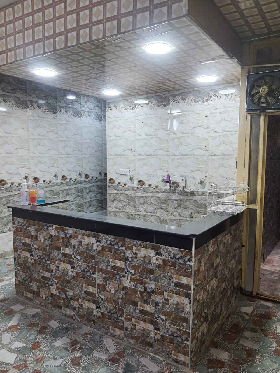 مشمل ارضي للايجار بمساحة 100 متر يحتوي على غرفة نوم واحدة وصالة وهول مفتوح عالمطبخ وصحيات يقع في الدورة ... نهاية شارع الصحة .. الزيتون .. بمبلغ 450,000 دينار لكل شهر
اني مكلف بالنشر فقط
الرجاء الاتصال مع صاحب الدار 
رقم الهاتف 
‎0772 169 6535
