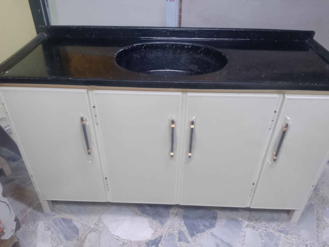 سنك مترونص جديد مبطن سعر 195 جديد مرمر مقوى بجسور تحت الارضيه والرف مغلف بلاستيك من الداخل ضد الماء توصيل موجود جميع مناطق البصره حجز وتساب *********** مكان للصواني البصرة, العراق
