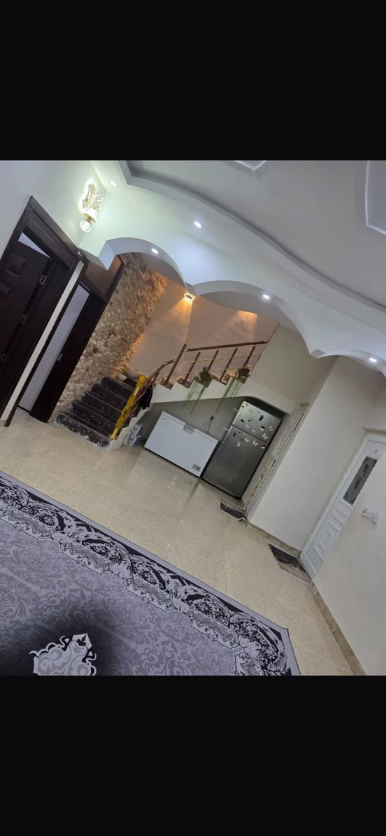 🏘🏘بيت للبيع / ديالى خانقين / حي رمضان خلف محكمة اخر فرع من شارع اسواق ابو كاوه كدامه مفتوح حديقة 
طابو صرف مساحة 120 متر مربع واجهة 10 والنزال 12 طابقين 
طابق الاول 
استقبال وصالة ومطبخ ومجمع صحيات ومنور 
طابق الثاني 
3 غرف نوم ومجمع صحيات 
البيت فول سيراميك وسقف مغربي 

السعر / 115 مليون بي مجال 

للأستفسار اكثر اتصال بالارقام فقط 
***********
***********
مكتب فريا موفق للعقار
