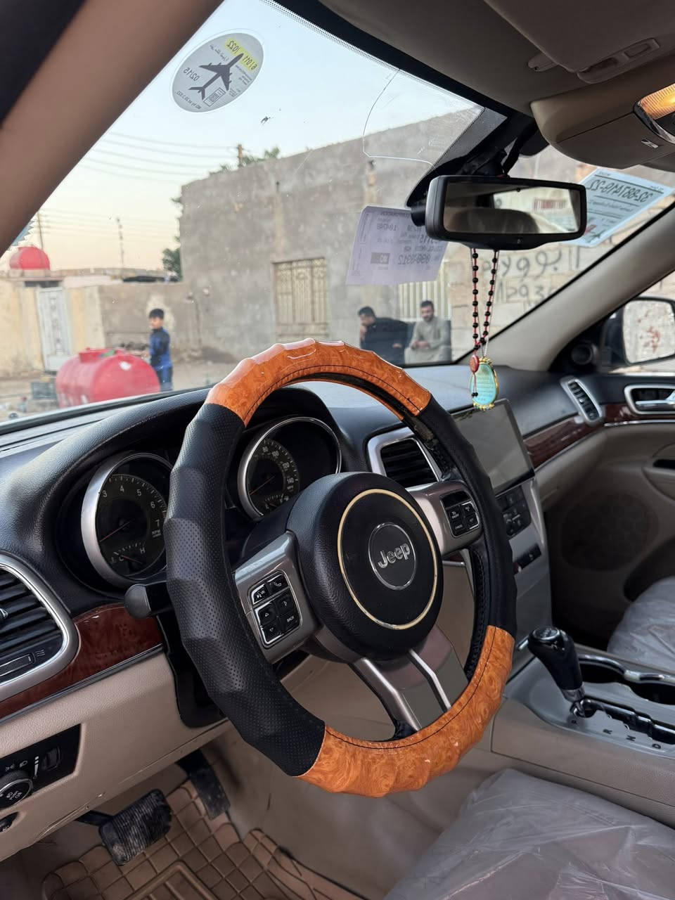 السلام عليكم جيب خليجي 2013 فول موصفات لمتدد معروفه مواصفات المتدد ما حاجه اذكرها فول كير ومحرك كفاله لا تنقيص ولا تبخير بيها جاملغين صبغ الامامي والخلفي وبيها صبغ مكانات بالقماره اثر خياس شرط اثر خياس بدون حادث والقماره ثلثينها بنراما شواصي لغود شرط بدون دكة جاكوج رقم بغداد مشروع وطني مداور ثاني يوم 
السعر 153 وبيها مجال للشراي 
مكان السياره ميسان ناحية سيد احمد الرفاعي 
للاتصال ***********
