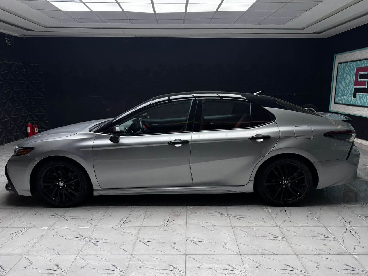 ٢٠٢٤ كامري هايبرد XSE  لون سلفر وقماره وتكم اسود فول بدون فتحة …  داخل احمر ماشيه ٣٨ الف ميل حادث امامي مصلح بامريكا بنيد وجاملغين … السياره ما بيه اي شي نقص وكلشي بيه شغال ولا كلوب بالدشبول يشتغل حتى الايرباك راجع سستم… سعر ٢٢٠ ورقه وبيه مجال بسيط
*********** كربلاء, العراق
