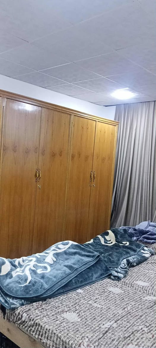السلام عليكم 
بيت 200 متر طابو صرف بأسمي
حي الجمعيه شارع البو سيود قريب الشارع
طابقين 6 غرف نوم 
السعر خاص او اتصال  ***********
