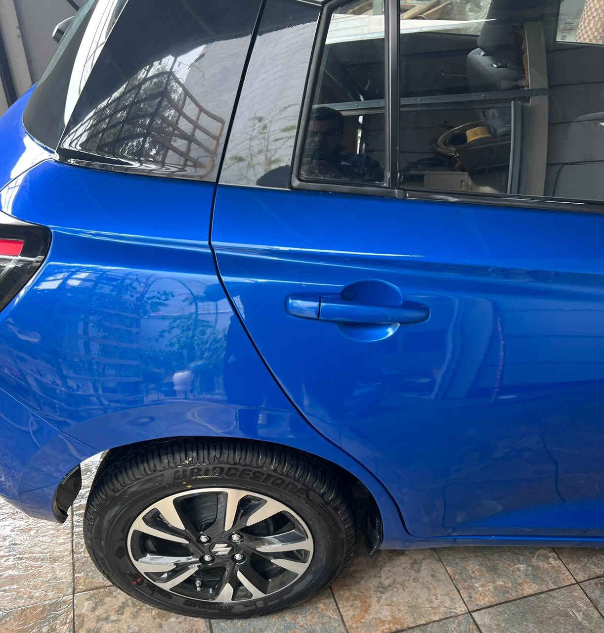 موديل 2025 ماشية 12000 الف كيلو حرة 
هايبرد فول موصفات تحكم ستيرن ضمان 3 سنوات مجموعة الصادق وكيل سوزوكي بيها صبغ نص باب خلفي+ كنر جاملرغ خلفي عكس السائق ويل كب رادار امامي كامرة خلفية اوتو ستوب سنتر لوك نقط عمياء حساسات تحكم لايت امامي تحكم مري جانبي + شفط كشنات مخمل الاستفسار ***********
