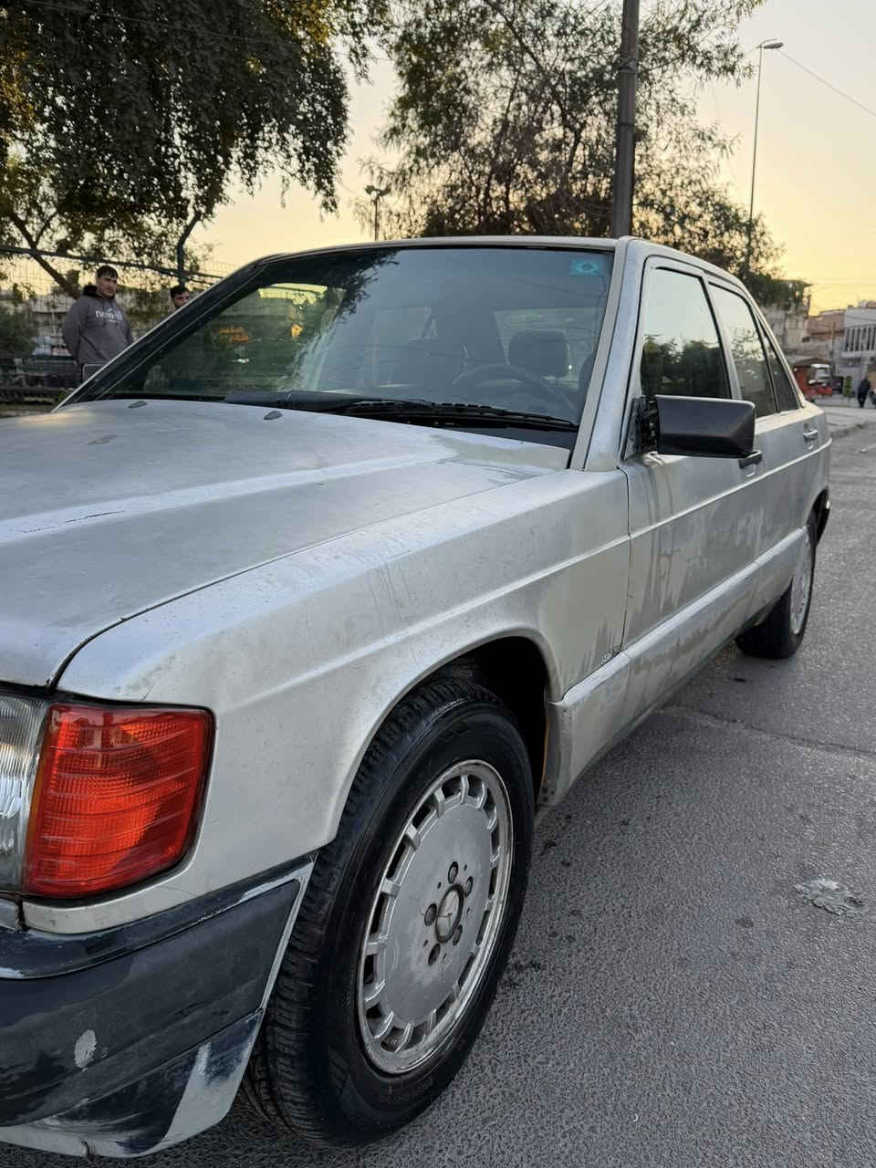 السلام عليكم للبيع فقط بدون مراوس بدون قسط نقد فقط
مارسدس 190 طيارين موديل 92 بلاديه بدون خياس وضربه بلاديه فقط جارده محرك ( كاز 5 سلندر تيربو ) كير اوتماتيك سياره من كل نواحي جاهزه حداديته كهربائيات داخل مخمل نظيف بلادي تخم تاير باتري جدد 
جام كهرباء سلايد قفل كير الخ ..

رقمه بغداد انكليزي تحويل مباشر 
والسعر 48 ورقه وبيه مجال بسبط  *********** مكانه بغداد العطيفيه
