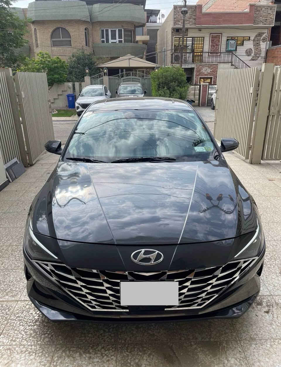 النترا لمتد 2021 فول مواصفات 
ماشيه 81 الف قابله للزياده 

 ناقل الحركة: IVT أوتوماتيك متطور لسلاسة عالية في القيادة.
• نظام القيادة: عدة وضعيات قيادة (Drive Mode) تشمل (Smart, Eco, Sport).

• الإضاءة: طقم مصابيح كامل LED (عالي وناصي) مع الإضاءة الخلفية المتصلة المميزة.

• الفتحة: فتحة سقف كهربائية.
•

• الشاشات: شاشة عدادات ديجيتال بالكامل 10.25 بوصة + شاشة لمس وسطية 10.25 بوصة تدعم الملاحة (Navigation).
• النظام الصوتي: نظام صوتي فاخر من شركة Bose بـ 8 سماعات.
• المقاعد: جلد طبيعي فاخر مع خاصية التدفئة (حسب المواصفات المتوفرة).
• الإضاءة الداخلية: إضاءة محيطية (Ambient Light) بـ 64 لوناً قابلة للتحكم.
• التكنولوجيا: دعم كامل لنظام Apple CarPlay و Android Auto + شاحن لاسلكي للهاتف.
🛡️ أنظمة الأمان والسلامة (SmartSense):
• الرادار: رادار أمامي لتجنب التصادم مع مكابح طوارئ.
• تثبيت السرعة: كروز كنترول ذكي (تفاعلي) يحافظ على المسافة.
• المسار: نظام الحفاظ على المسار والتحذير من الخروج عنه.
• النقاط العمياء: تنبيه النقاط العمياء في المرايا الجانبية.
• الحساسات: كاميرا خلفية مع حساسات ركن أمامية وخلفية.

الضرر -؛ جامليغ وبنيد الايمن والباب الخلفي وقليل جدا من جامليغ الخلفي و اماكن بارد قليله 

السعر 135 ورقه 
للاستفسار 
*********** بغداد, العراق
