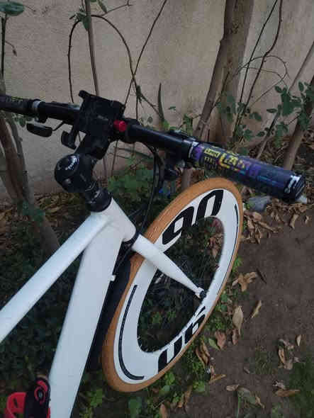 للبيع بايسكل c700🚴🏽‍♂️
مميزاته:✨
هيكل المنيوم 
كير امامي3 خلفي7
مكينه خلفيه مبدله صوت طرب
وزنه بالكامل 15 كيلو 
بايسكل شغال ناقصه بس سايق🫵🏼
عيوبه:
الجوب مالته 90mm ممتوفر بالعراق 
بس حلها سهل اطيك تتطواله للكصبه وتنفخ بيه ابراحتك
السعر 360 الف وبيه مجال للشراي
عنواني حي العامل(لا يوجد توصيل❌)
رقمي ***********
